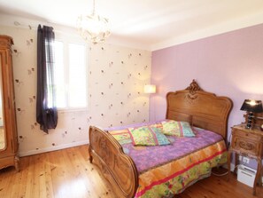 4 bedrooms, desk, free WiFi - Charming renovated farmhouse with enclosed garden (Champosoult)