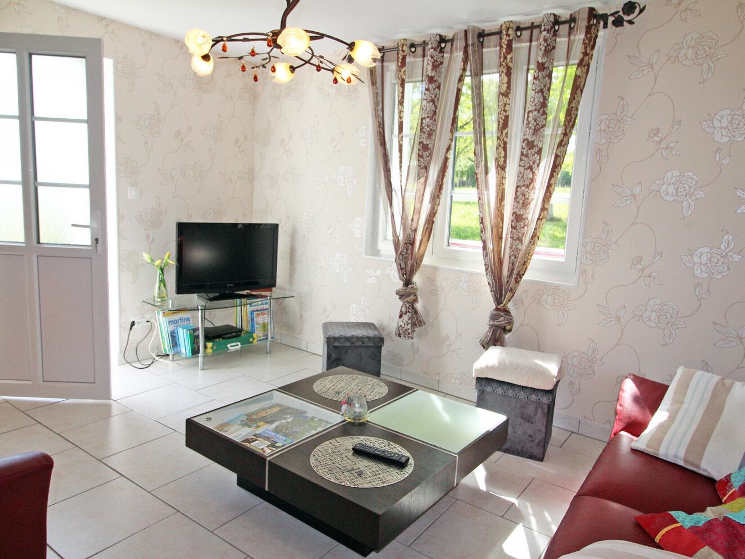 Tv, dvd-afspiller, bordtennisbord