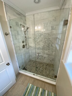 Dusche, Haartrockner, Handtücher, Seife