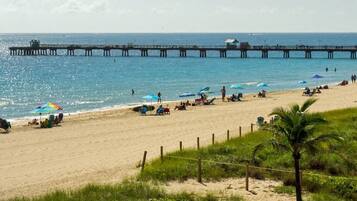 Playa en los alrededores, camastros y toallas de playa