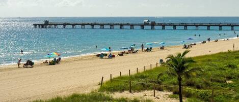 Una playa cerca, sillas reclinables de playa, toallas de playa