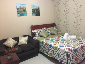 In-room safe, individually furnished, free WiFi, bed sheets - Birch Tower Harbour Escape Deluxe (Manila)