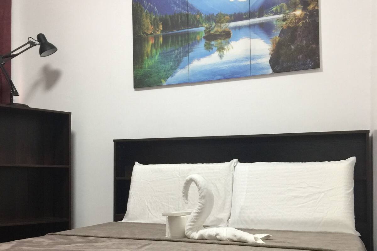 华丽开间套房 | 客房内保险箱、免费 WiFi、特色家居、床单