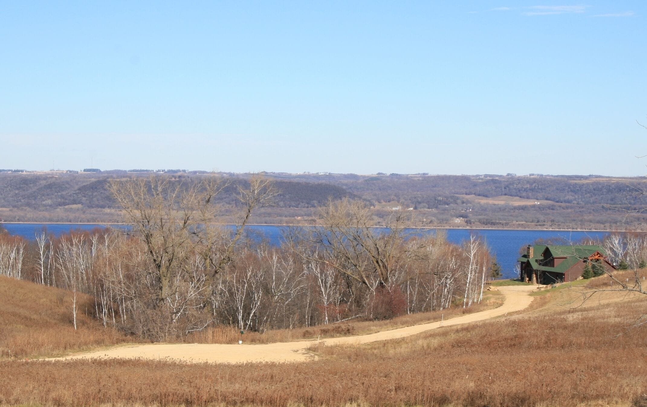 Lake Pepin - Rustic bluff-top Farmhouse w/ updatd furnishings