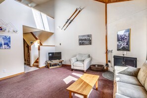 Televisión y chimenea