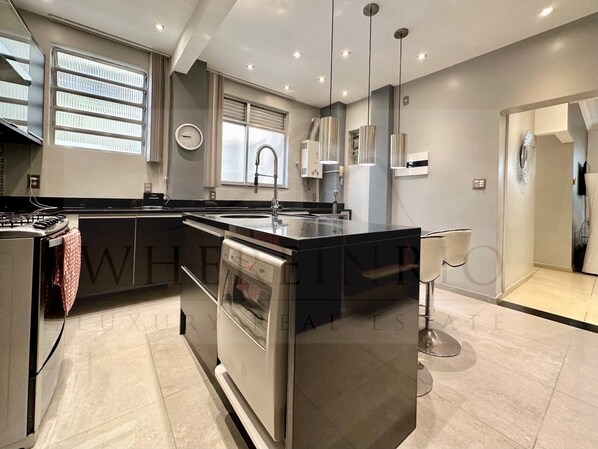 Microonde, forno, piano cottura, lavastoviglie
