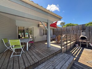 Outdoor dining - Near SOULAC/mer, air-conditioned house with heated indoor pool sleeps 4 (Grayan-et-l'Hôpital)