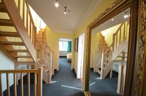A hallway with wooden stairs and a large mirror reflecting the stairs. - Large house for 8 people + baby, terrace, fireplace + garden part, close to the sea (Gager)
