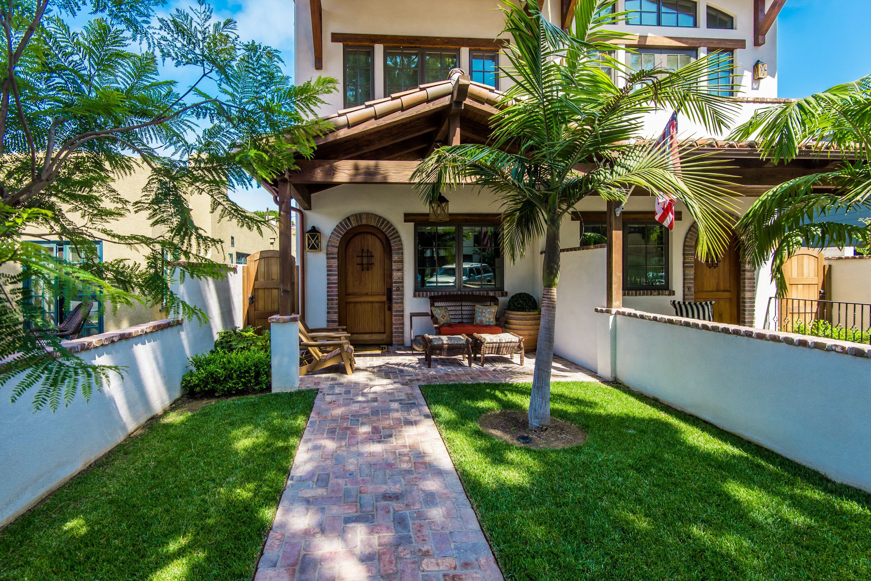 WALKING DISTANCE TO BEACH | ROOFTOP DECK W/ OUTDOOR KITCHEN