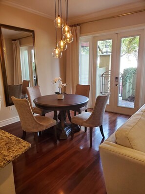 Dining - Luxury Mediterranean Townhouse In South Tampa (Tampa)