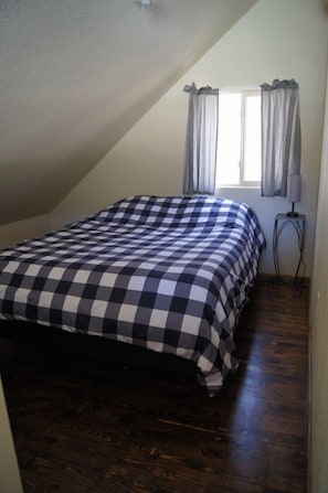 1 bedroom, WiFi, bed sheets - Elk Haven Vacation Cabins, Custer SD, Elk Haven Vacation Cabins, Custer SD (Custer)