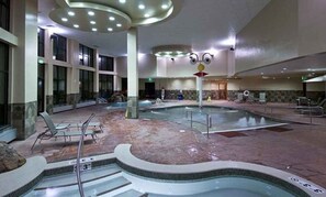 Innendørsbasseng og et oppvarmet basseng