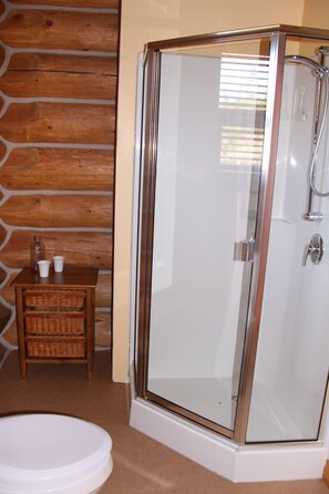 Douche, sèche-cheveux, serviettes fournies, savon