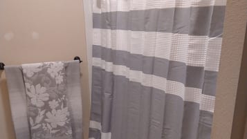 Douche, sĂšche-cheveux, savon, papier toilette