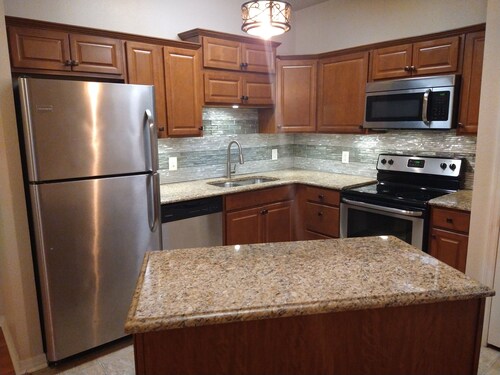 Tampa Bay Luxury Condo, Full Granite Tops, Best Beaches Nearby.