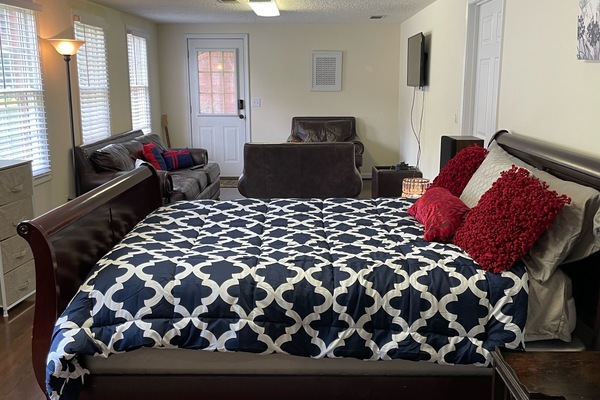 Wonderful studio bedroom with Queen Size Bed.