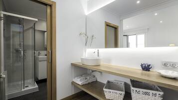 Een douche, een haardroger, handdoeken