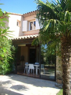Outdoor dining - House with pool in the village of Eguilles (Éguilles)