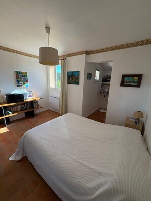 4 habitaciones, tabla de planchar con plancha y ropa de cama