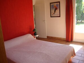 4 quartos, ferros/tábuas de passar roupa, roupa de cama