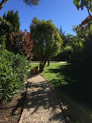 Property grounds - House with pool in the village of Eguilles (Éguilles)