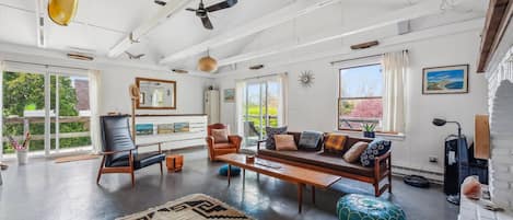 Smart TV, fireplace, stereo
