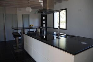 Fridge, microwave, oven, stovetop - Contemporary house near the ocean (Vensac)