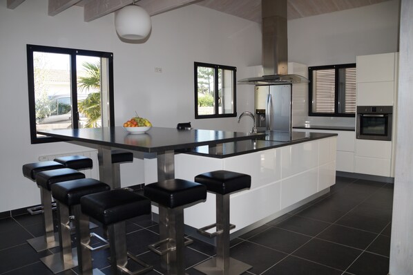 Fridge, microwave, oven, stovetop - Contemporary house near the ocean (Vensac)