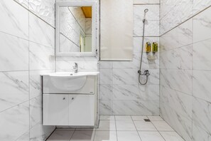 Standard Quadruple Room | Bathroom | Shower, free toiletries, hair dryer, slippers - Starry Home (Liuqiu)