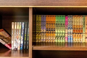 Una estantería con una colección de libros, algunos con títulos visibles y otros con caracteres chinos.