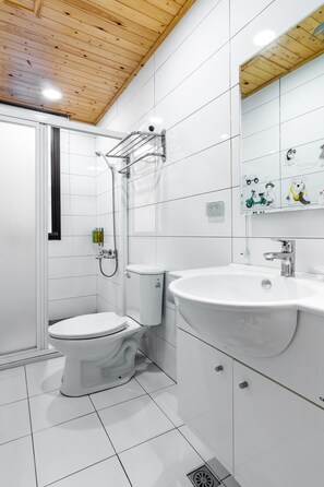 Quarto quádruplo conforto | Banheiro | Chuveiro, produtos de toalete grátis, secador de cabelo, chinelos