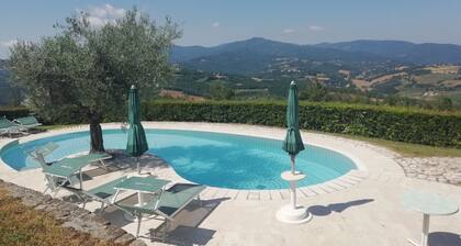 Muinainen Borgo kunnostettu mäen päälle (Fuoco)