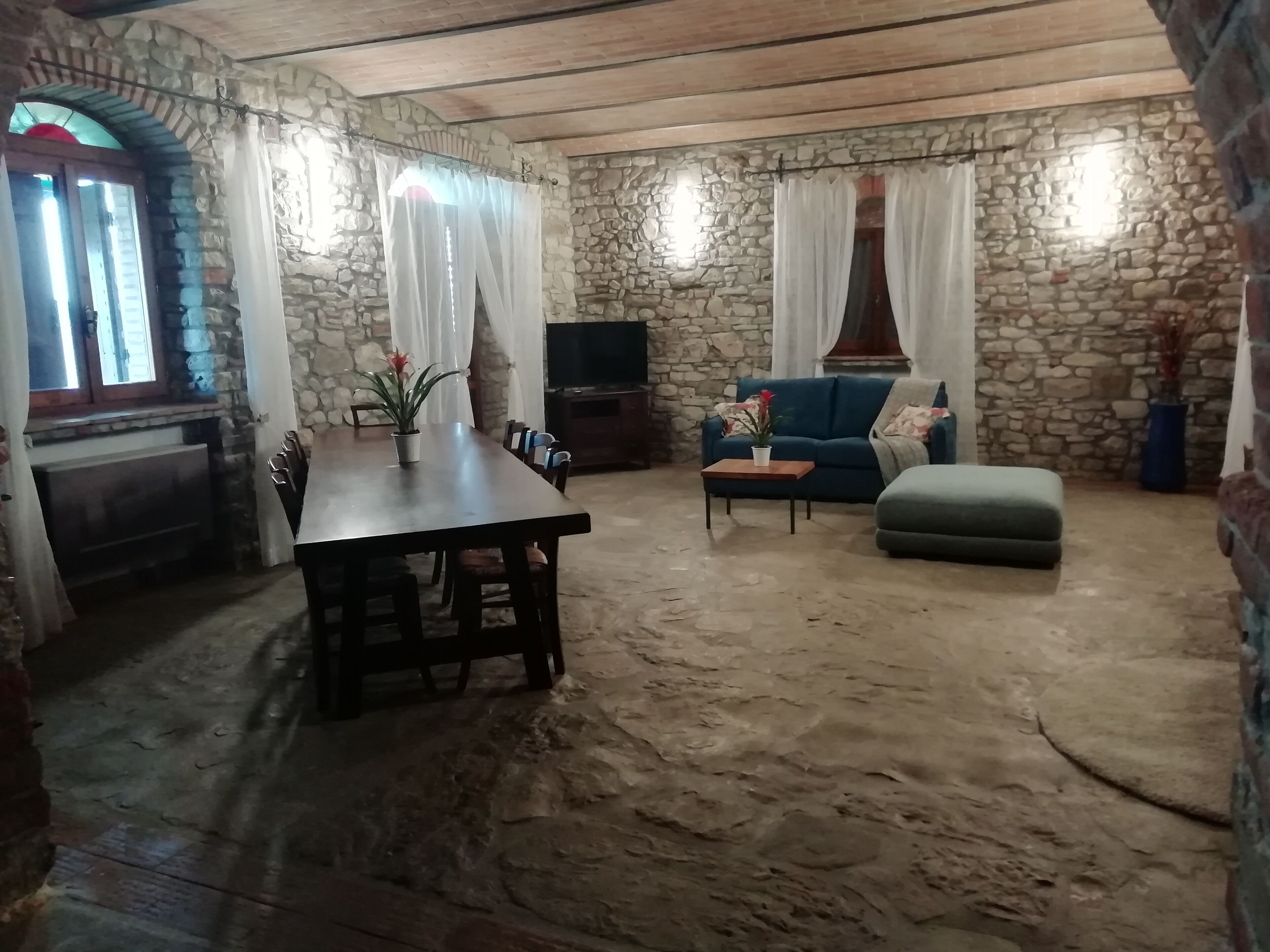 Fernseher, Kamin, Tischtennisplatte