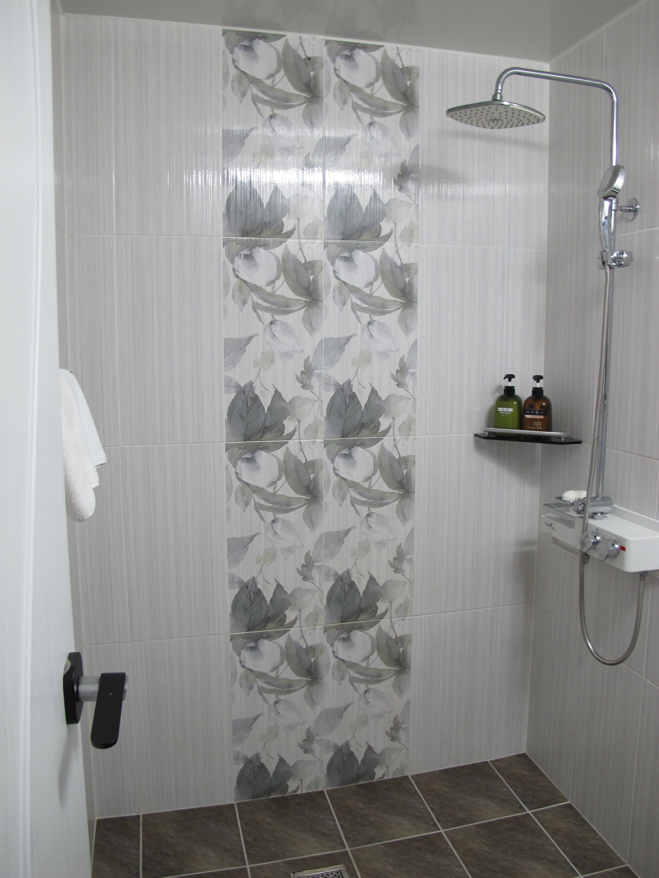 Standard Room, Ocean View (15 PY, #301 - #303, #305 - #307) | Bathroom | Free toiletries, hair dryer, bathrobes, slippers