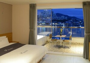 Desk, soundproofing, free WiFi, bed sheets - Yeosu Lium Spa Hostel (Yeosu)