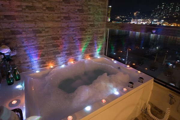 Jetted tub