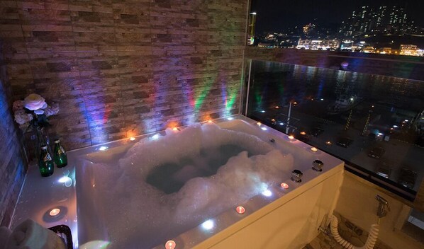 Jetted tub
