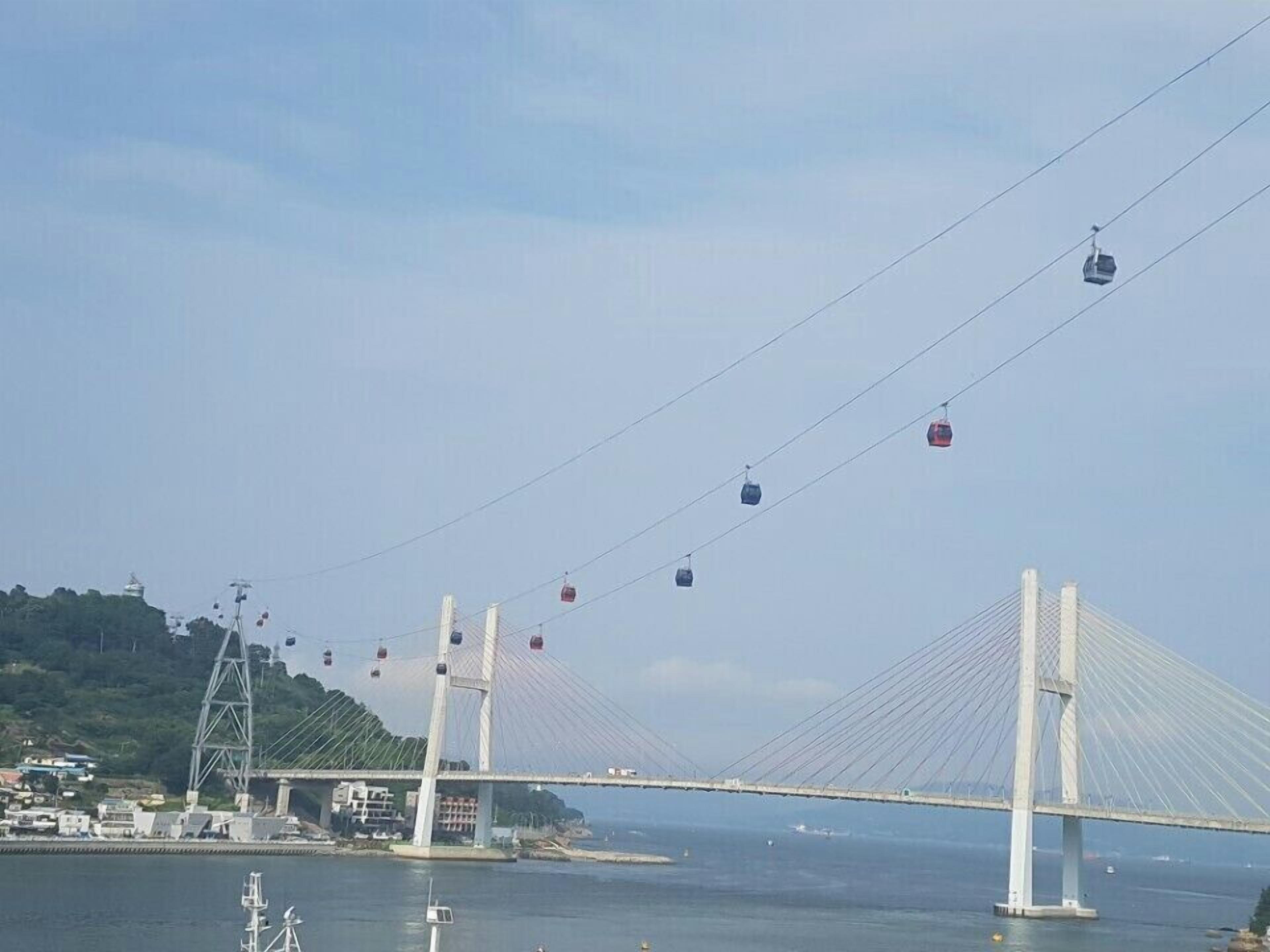 Un pont à haubans doté de plusieurs cabines téléphériques.