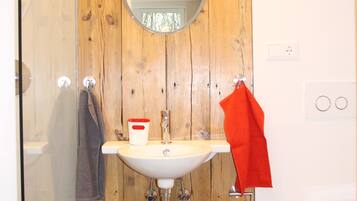 Kostenlose Toilettenartikel, Haartrockner, Hausschuhe, Handtücher