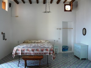 2 habitaciones, tabla de planchar con plancha y ropa de cama 