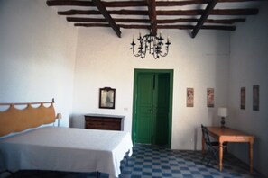 2 habitaciones, tabla de planchar con plancha y ropa de cama 