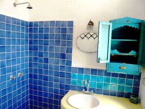 Een douche, een haardroger, een bidet