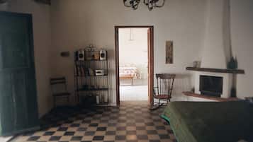 2 quartos, ferros/tábuas de passar roupa, roupa de cama