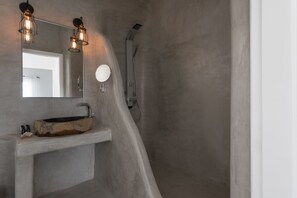 Dusche, Haartrockner, Handtücher, Shampoo