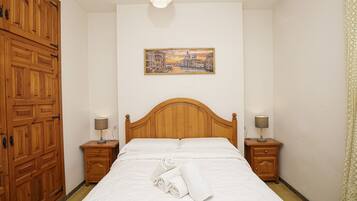 4 slaapkamers, reisbedje, wifi, beddengoed