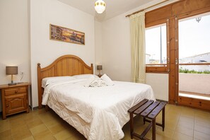 4 bedrooms, travel cot, WiFi, bed sheets