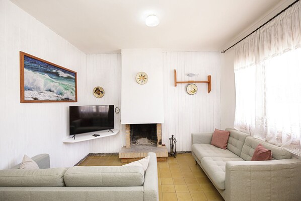 TV, fireplace