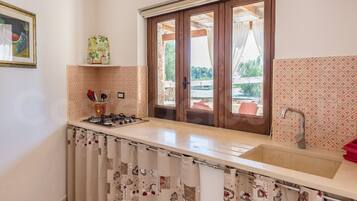 Frigorifero, microonde, piano cottura, macchina per tè/caffè