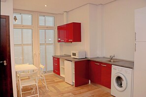 Réfrigérateur, micro-ondes, plaque de cuisson, cafetière/bouilloire