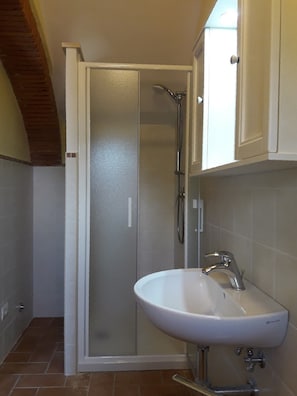 Dusche, Haartrockner, Bidet, Handtücher